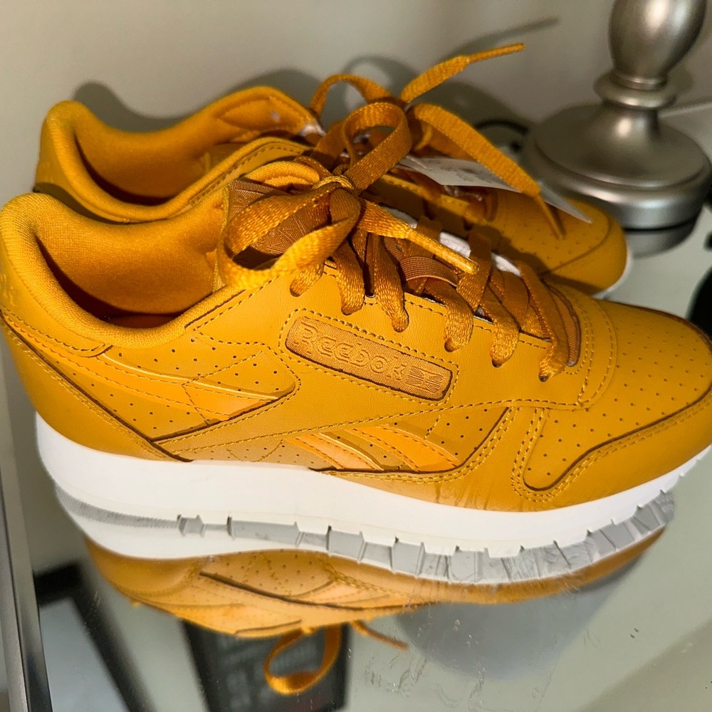 All leather running sneaker